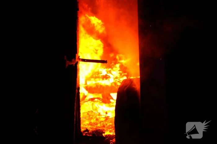 Voertuigbrand escaleert naar grote brand