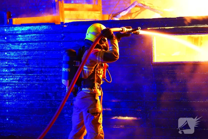 Voertuigbrand escaleert naar grote brand
