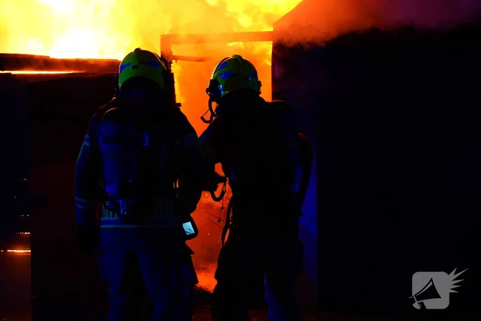 Voertuigbrand escaleert naar grote brand