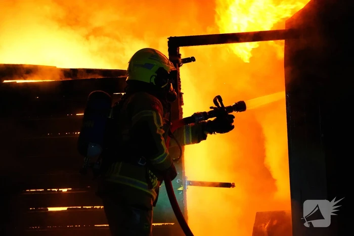 Voertuigbrand escaleert naar grote brand