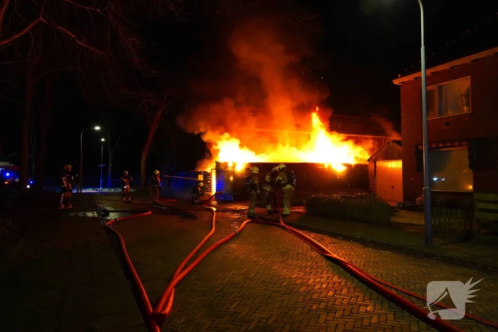 Voertuigbrand escaleert naar grote brand