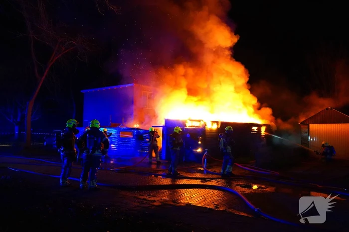 Voertuigbrand escaleert naar grote brand