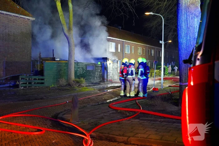 Voertuigbrand escaleert naar grote brand