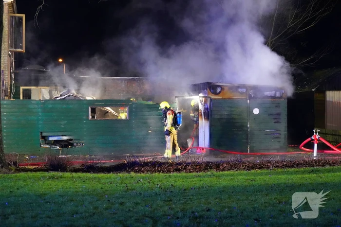 Voertuigbrand escaleert naar grote brand