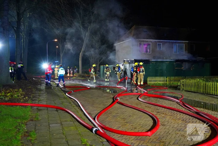 Voertuigbrand escaleert naar grote brand