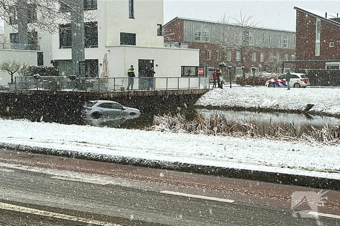 Auto te water, brandweer redt bestuurder uit het koude water