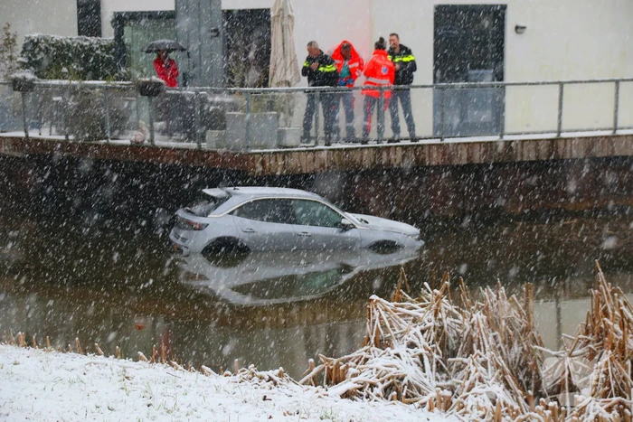 Auto te water, brandweer redt bestuurder uit het koude water
