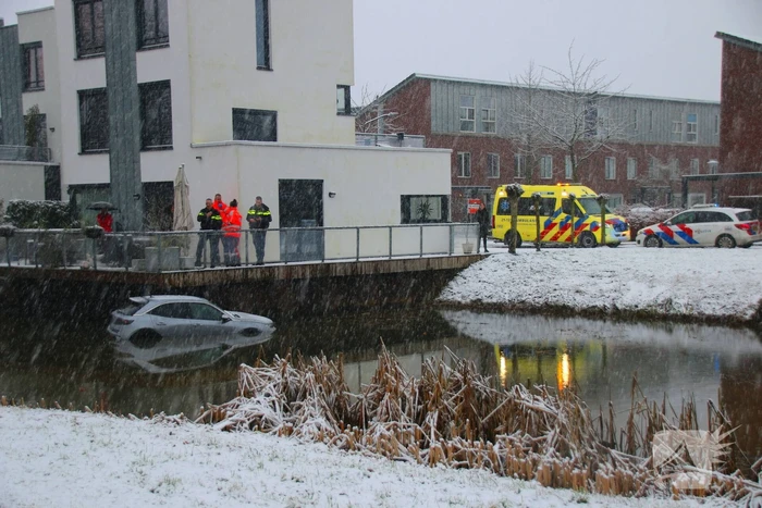 Auto te water, brandweer redt bestuurder uit het koude water