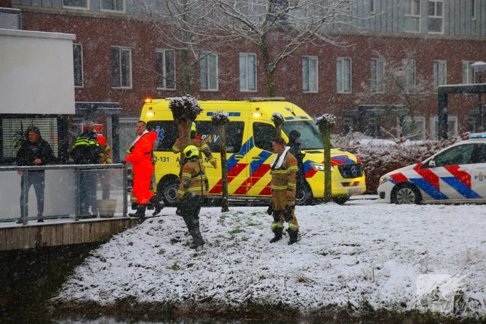 Auto te water, brandweer redt bestuurder uit het koude water