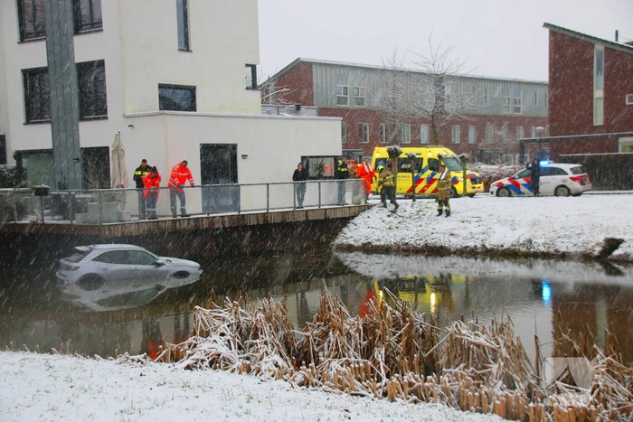 Auto te water, brandweer redt bestuurder uit het koude water