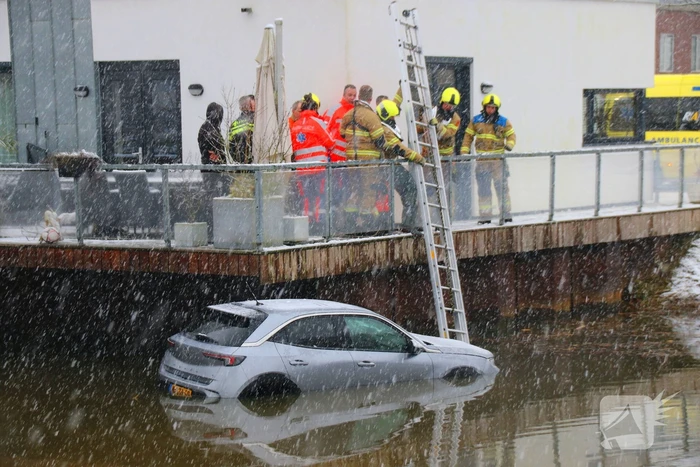 Auto te water, brandweer redt bestuurder uit het koude water