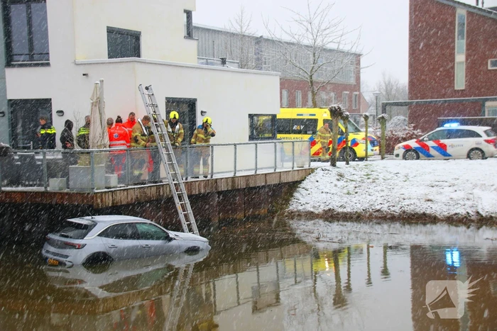 Auto te water, brandweer redt bestuurder uit het koude water