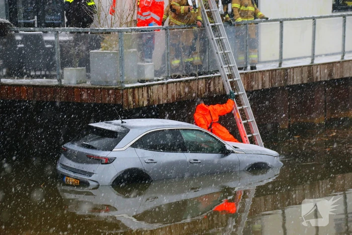 Auto te water, brandweer redt bestuurder uit het koude water