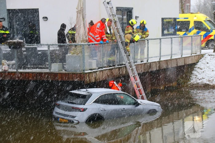 Auto te water, brandweer redt bestuurder uit het koude water