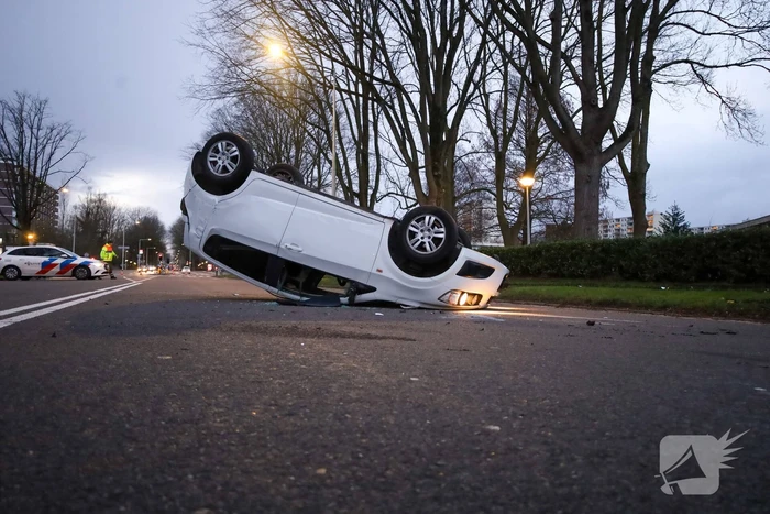Automobilist belandt op de kop