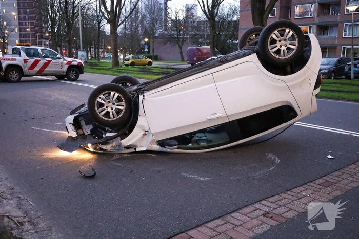 Automobilist belandt op de kop