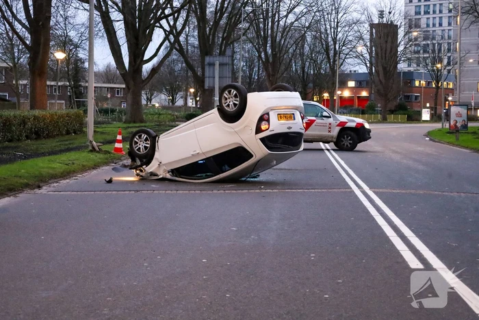 Automobilist belandt op de kop