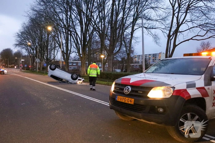 Automobilist belandt op de kop