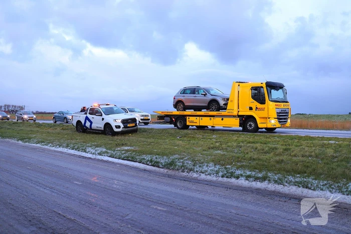 Kop-staartbotsing door glad wegdek