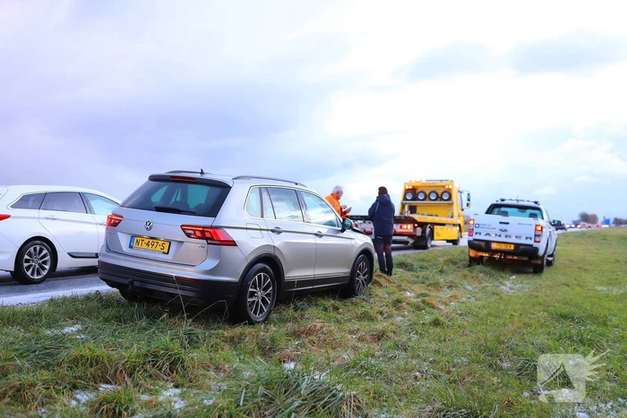 Kop-staartbotsing door glad wegdek