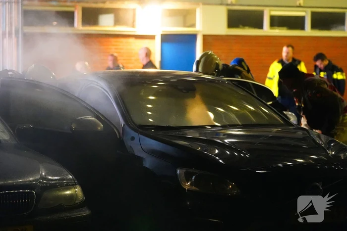 Auto vliegt in brand op parkeerplaats