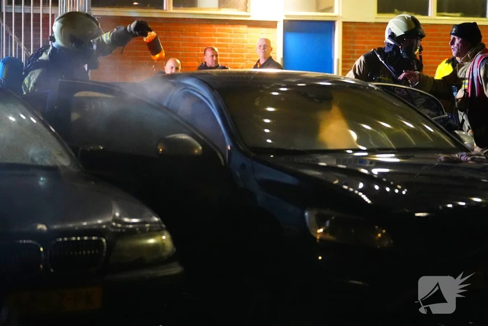 Auto vliegt in brand op parkeerplaats