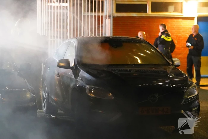 Auto vliegt in brand op parkeerplaats
