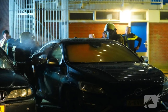Auto vliegt in brand op parkeerplaats