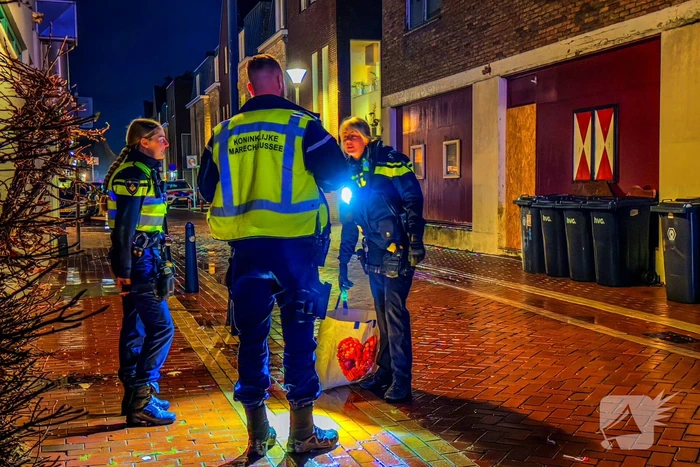 Politie treft vernield raam en inbrekerswerktuig aan