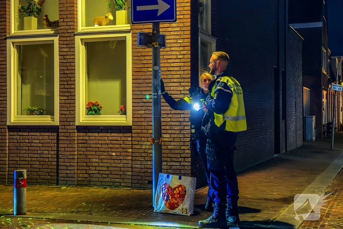 Politie treft vernield raam en inbrekerswerktuig aan