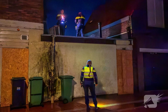 Politie treft vernield raam en inbrekerswerktuig aan