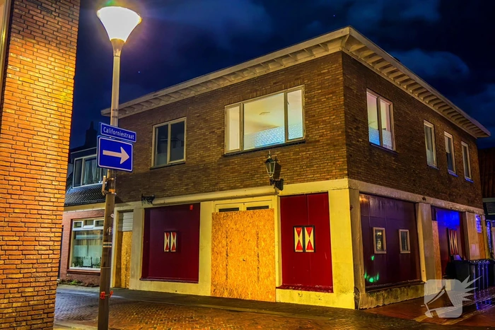 Politie treft vernield raam en inbrekerswerktuig aan