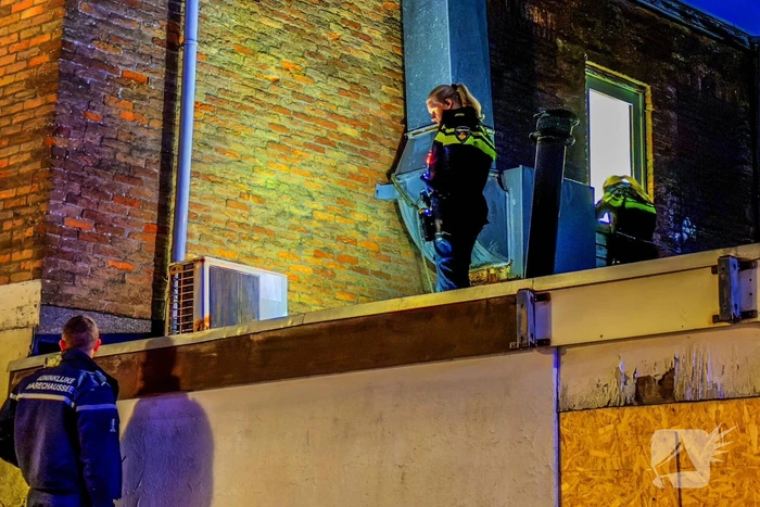 Politie treft vernield raam en inbrekerswerktuig aan