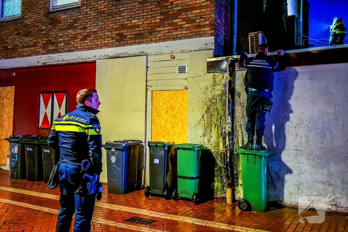 Politie treft vernield raam en inbrekerswerktuig aan