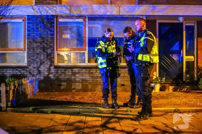 Politie treft vernield raam en inbrekerswerktuig aan