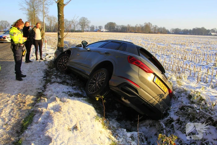 Meerdere automobilisten belanden in greppel door gladheid