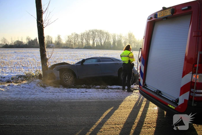 Meerdere automobilisten belanden in greppel door gladheid