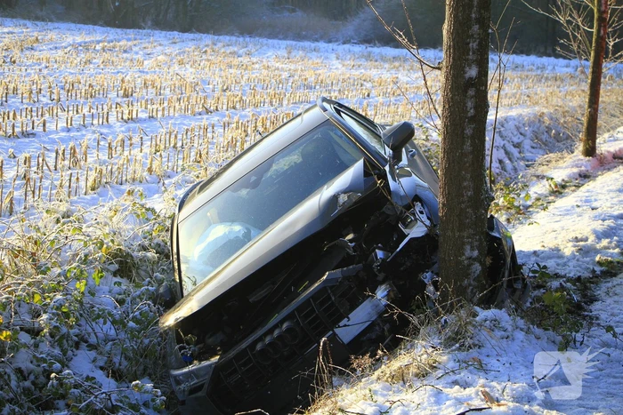 Meerdere automobilisten belanden in greppel door gladheid