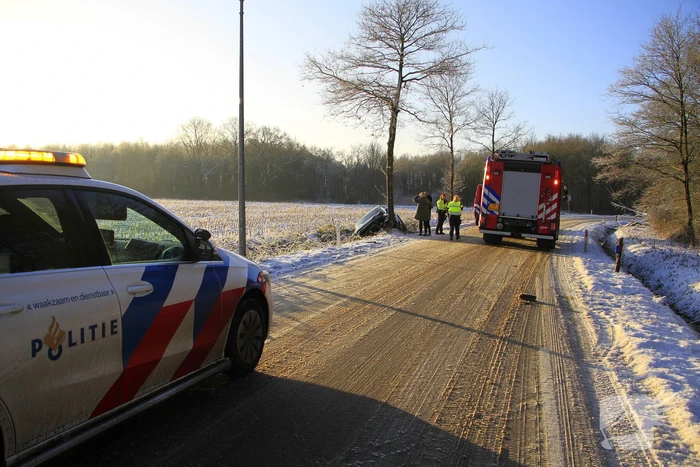 Meerdere automobilisten belanden in greppel door gladheid