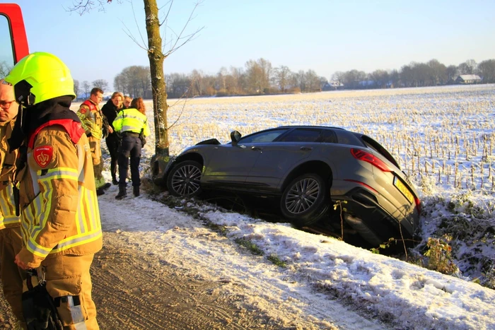 Meerdere automobilisten belanden in greppel door gladheid