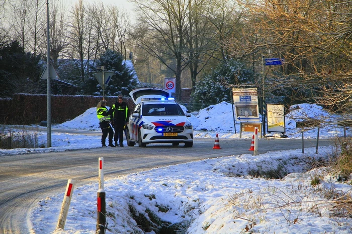 Meerdere automobilisten belanden in greppel door gladheid