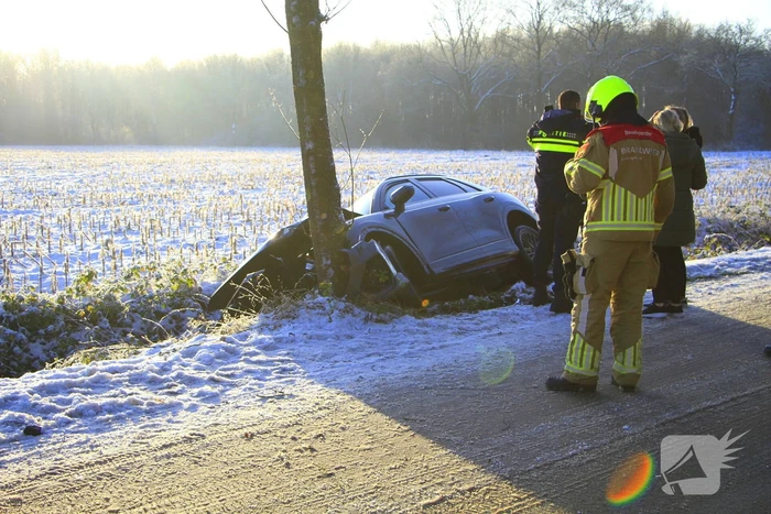 Meerdere automobilisten belanden in greppel door gladheid