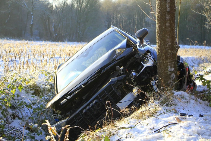 Meerdere automobilisten belanden in greppel door gladheid