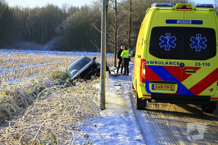 Meerdere automobilisten belanden in greppel door gladheid