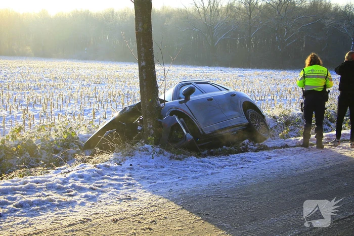 Meerdere automobilisten belanden in greppel door gladheid