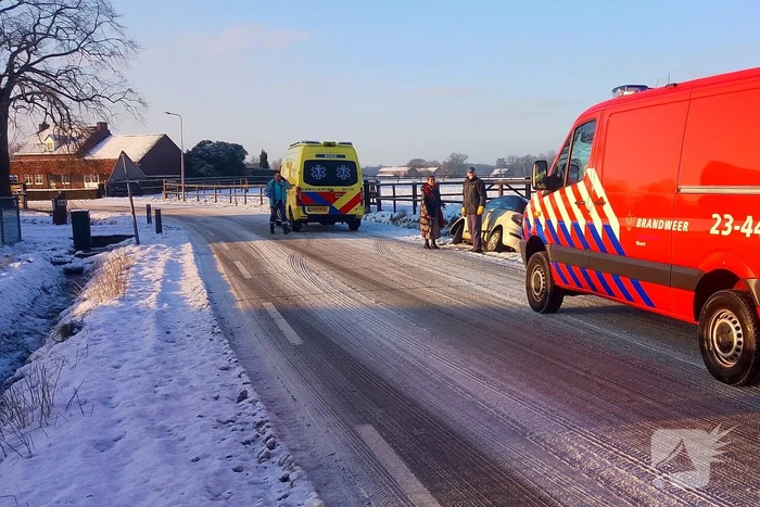 Meerdere automobilisten belanden in greppel door gladheid