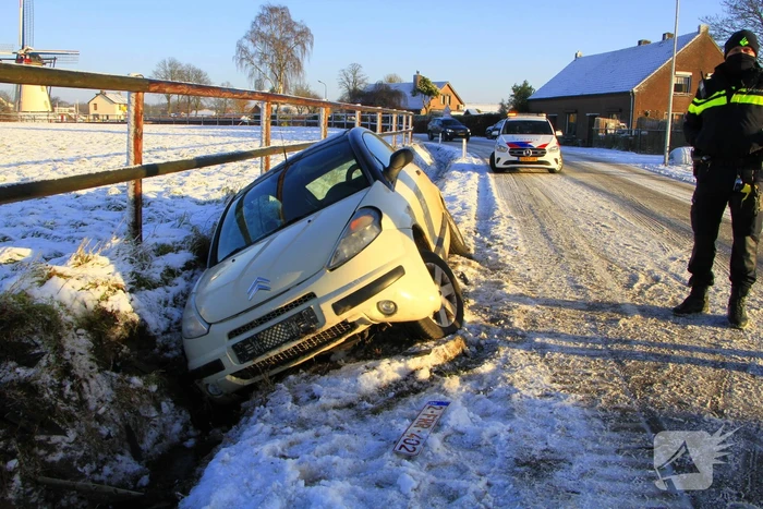 Meerdere automobilisten belanden in greppel door gladheid