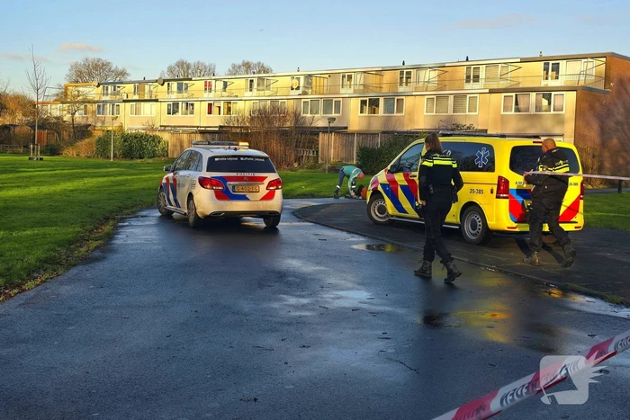 Fietser hard onderuit door glad wegdek