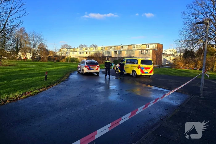 Fietser hard onderuit door glad wegdek