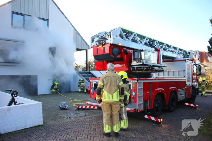 Veel rookontwikkeling bij brand in kantoorpand